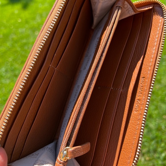 Michael Kors Hamilton Satchel w/Matching Wallet (Cognac) - Picture 8 of 10